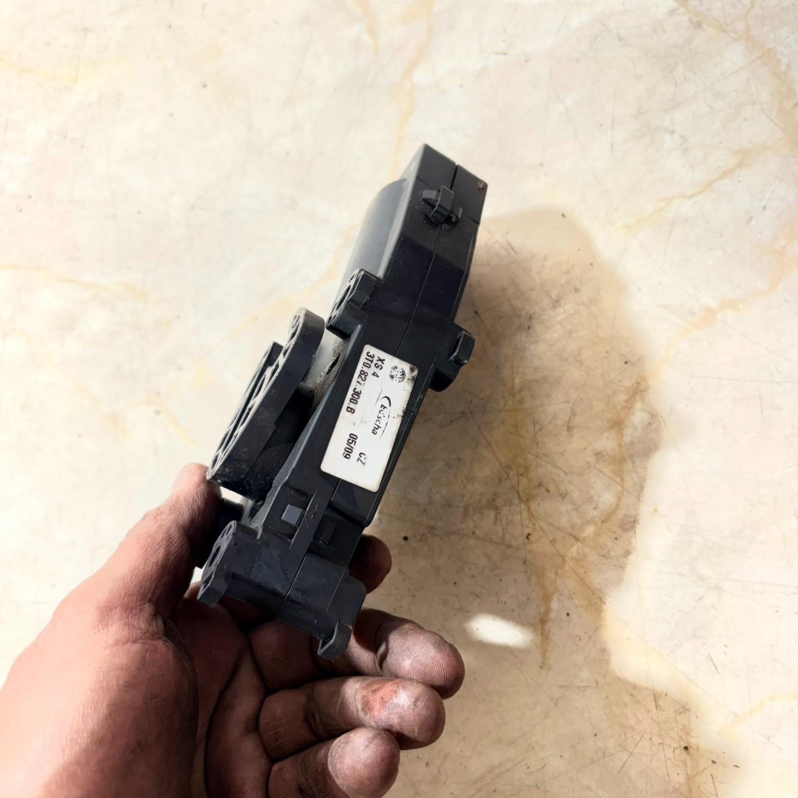 Skoda Superb II 3T sedan actuator flap hinge tailgate right 3T0827300B 2009