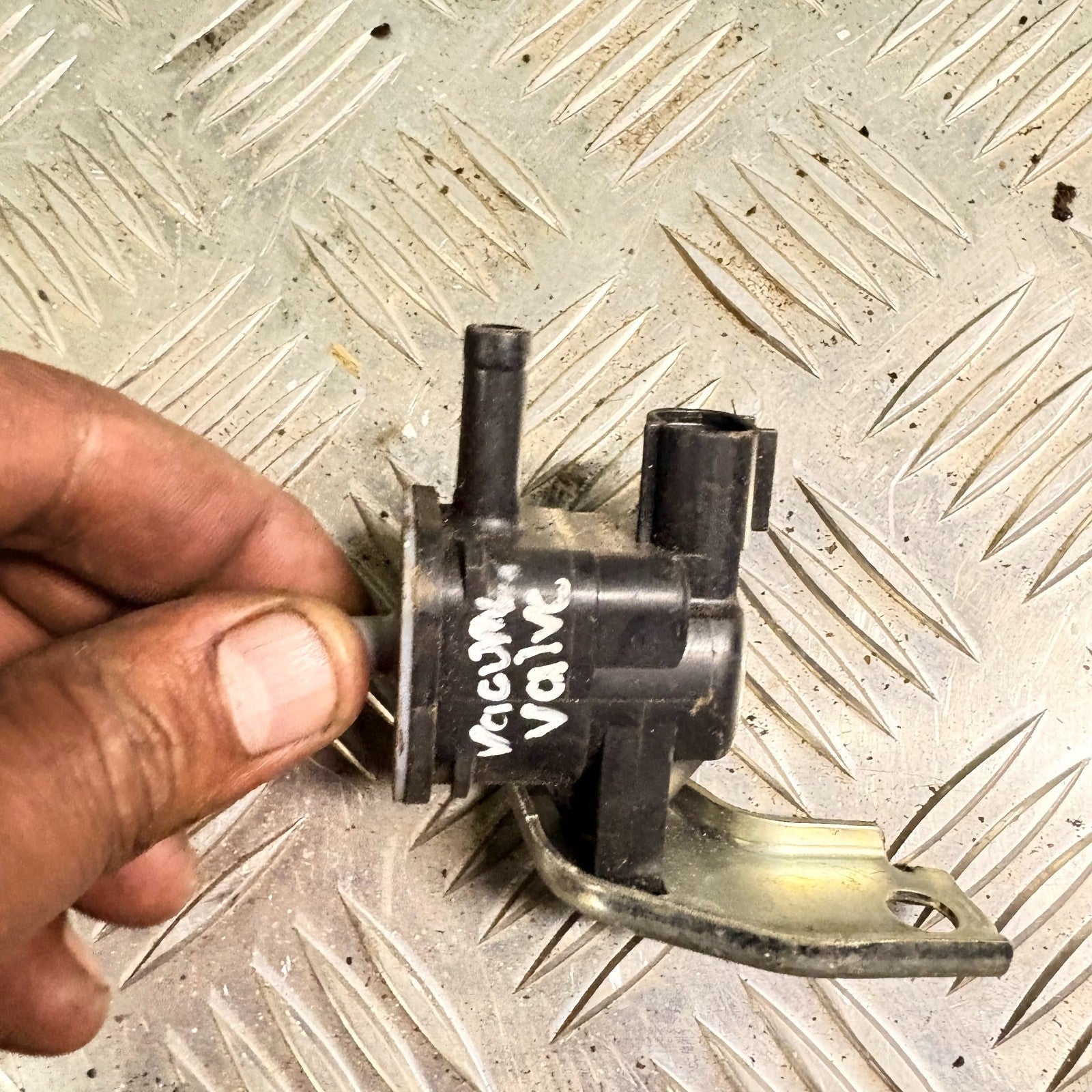 TOYOTA PRIUS 2009-2015 1.8 HYBRID VACUUM SOLENOID SWITCH 90910-12276