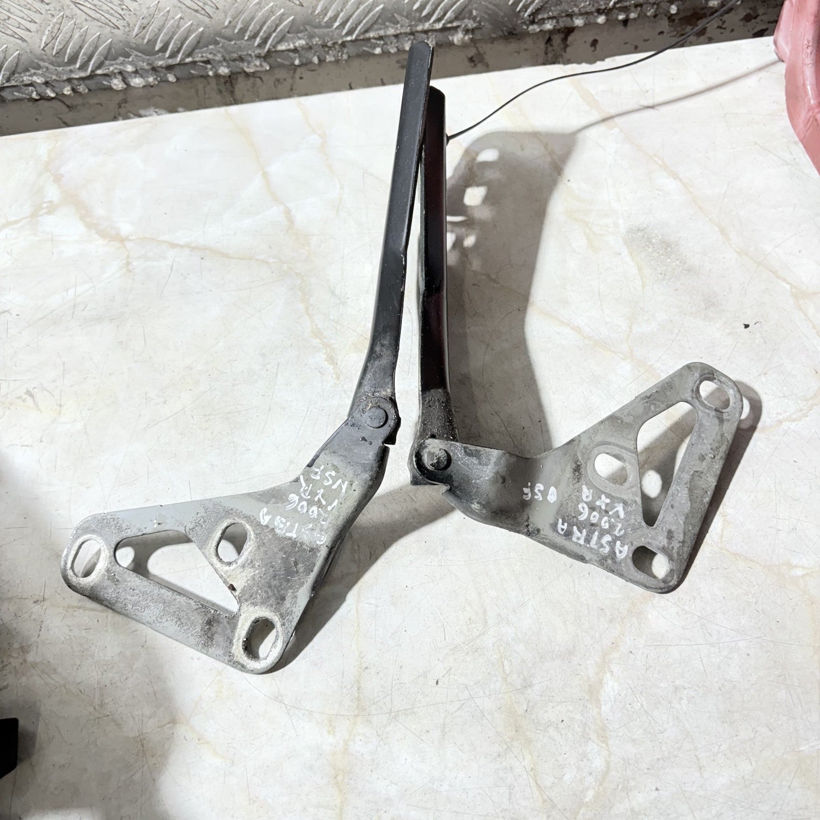 Opel Astra 2006 Set bonnet hood hinge Left/Right Front