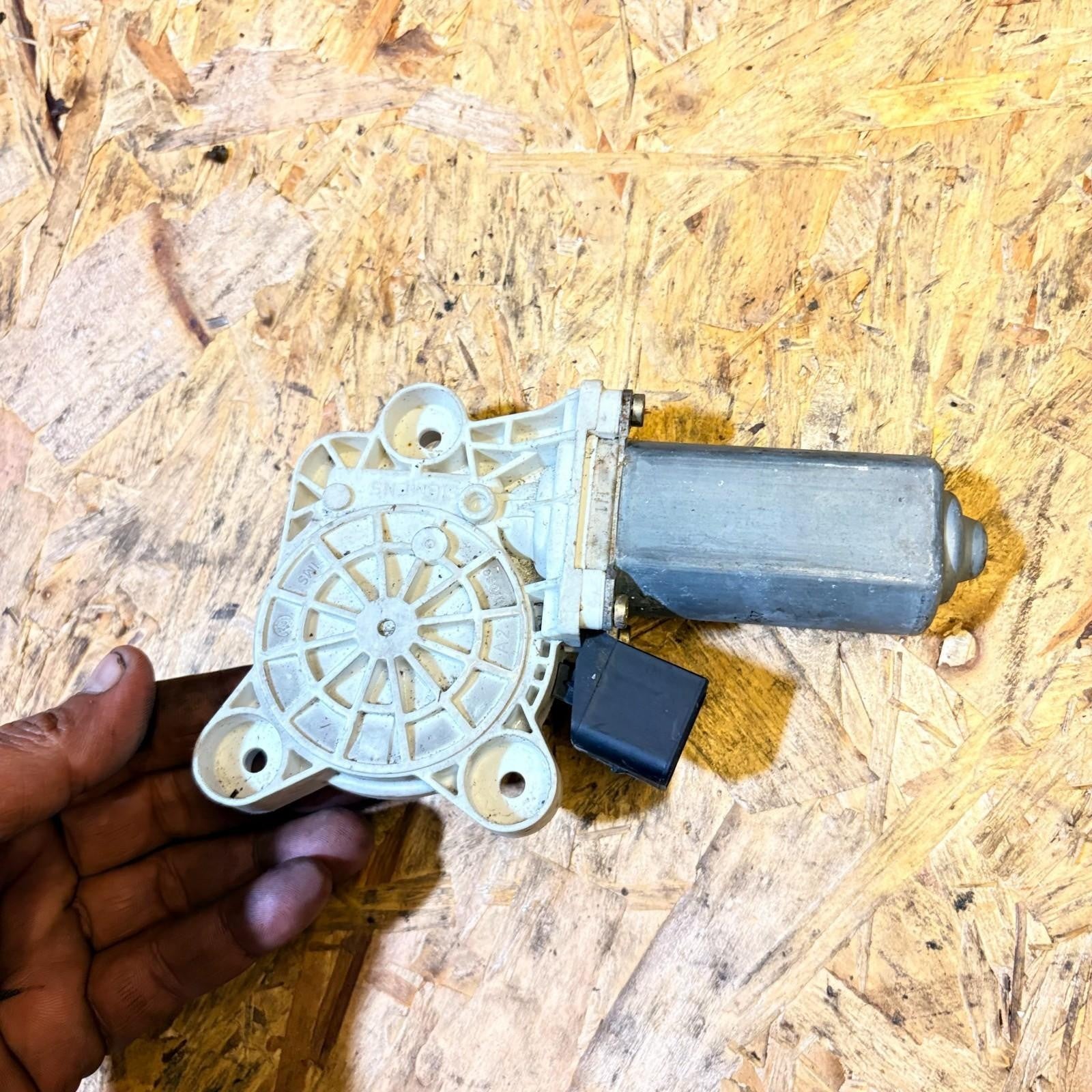 Mercedes-Benz C CLASS 2003 Right front door window regulator A2037202446