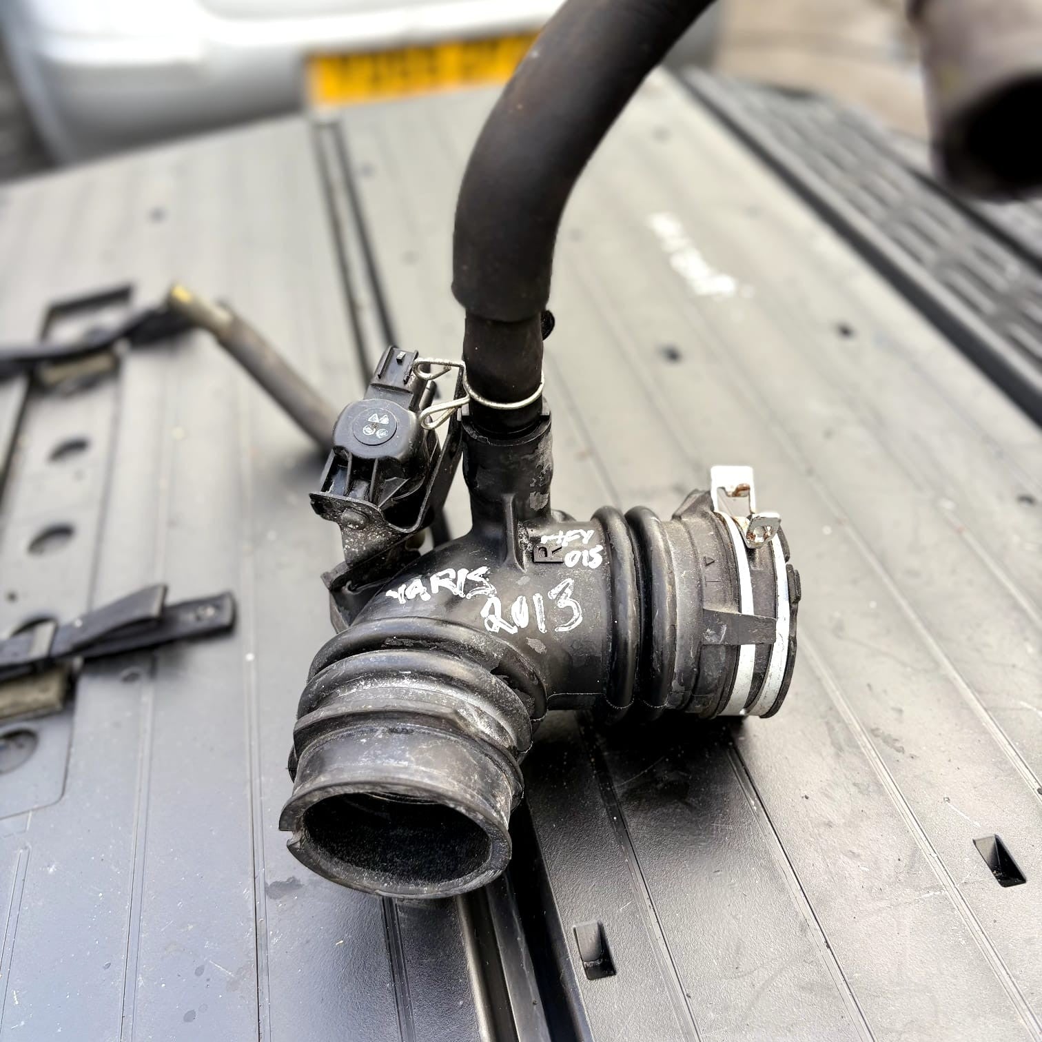 TOYOTA YARIS MK3 XP13 11-14 1.0 PETROL AIR CLEANER INTAKE HOSE PIPE 17880-0Y030