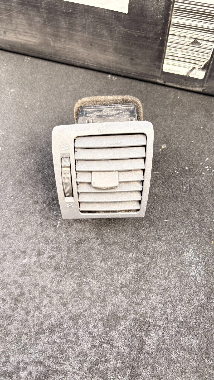 KIA SORENTO MK1 HEATER DASHBOARD AIR VENT PASSENGER FRONT SIDE 97480-3E000 2005
