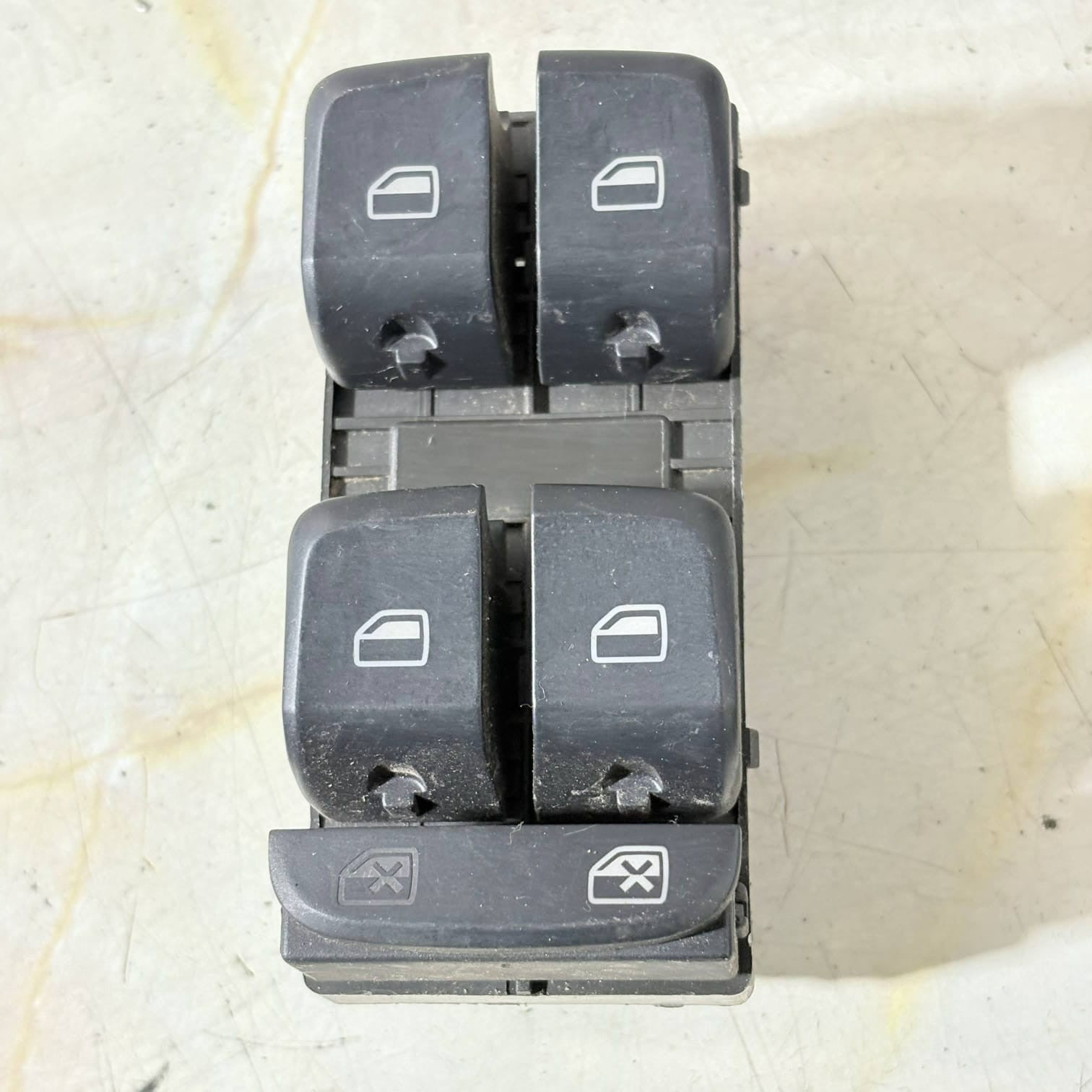8K0959851 0 MASTERWINDOWCONTROLSWITCH BUTTONSDRIVER SIDE FOR AUDI A4B8 A5Q5 2009