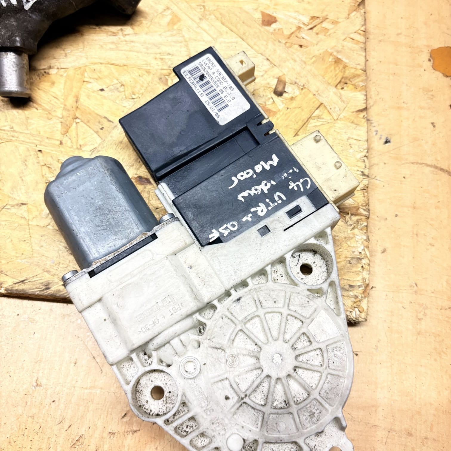 Citroen C4 Front Drivers Door Window Motor Regulator Module 997831101 04-10
