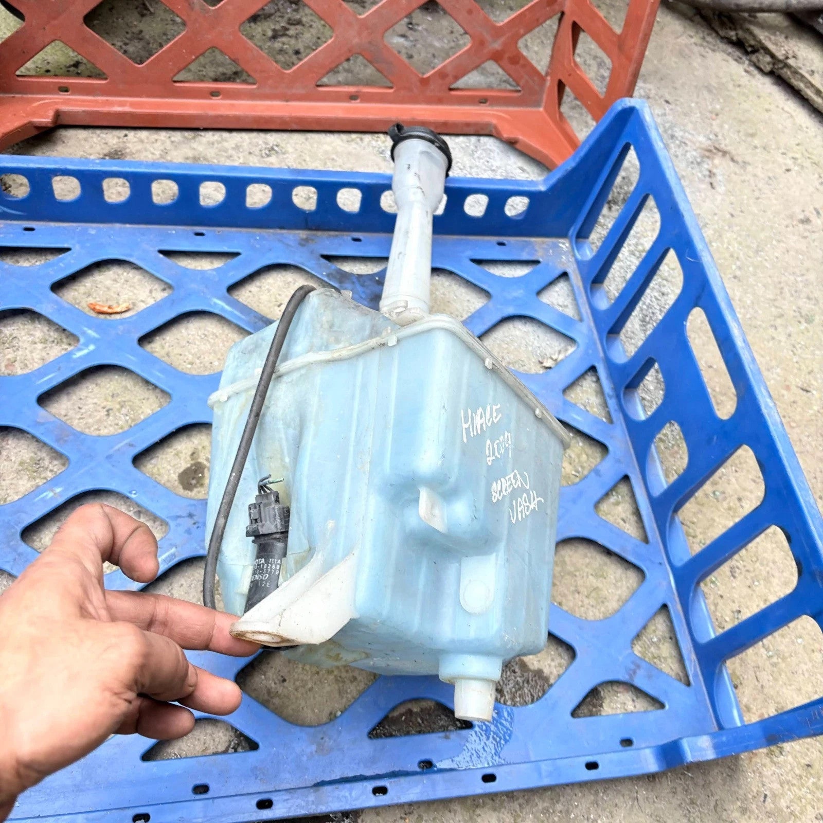 Toyota HiAce Windscreen Washer Bottle Reservoir & Pump 2004 2005 060351-833