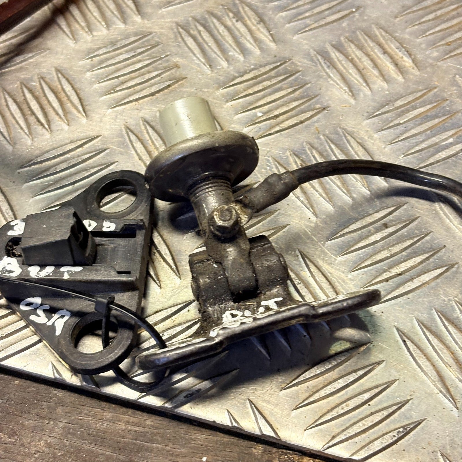 Land Rover Discovery 3-2005 tailgate trunk boot hinge latch cable BHB780020