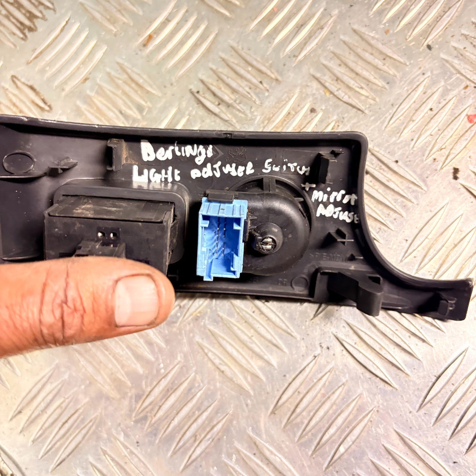 2005 CITROEN BERLINGO WING MIRROR AND HEADLIGHT ADJUSTER SWITCH