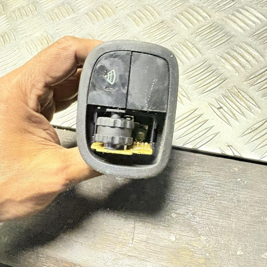 HYUNDAI SANTA FÉ IV TM Switches 9360026700 2.0 Petrol/electricity 22683327 2006