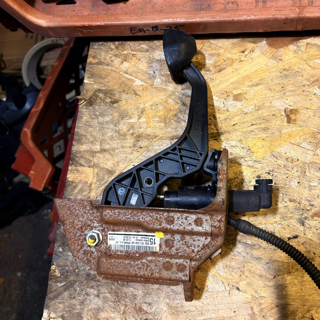 31364 H3K 2007 MK2 SKODA FABIA 1.2 CGP CLUTCH PEDAL 6Q2721059AB