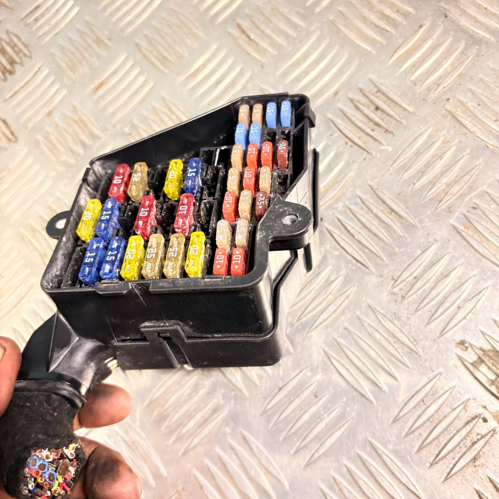 8D1941824 VW Beetle 1C 2006-2010 Engine Fuse Box