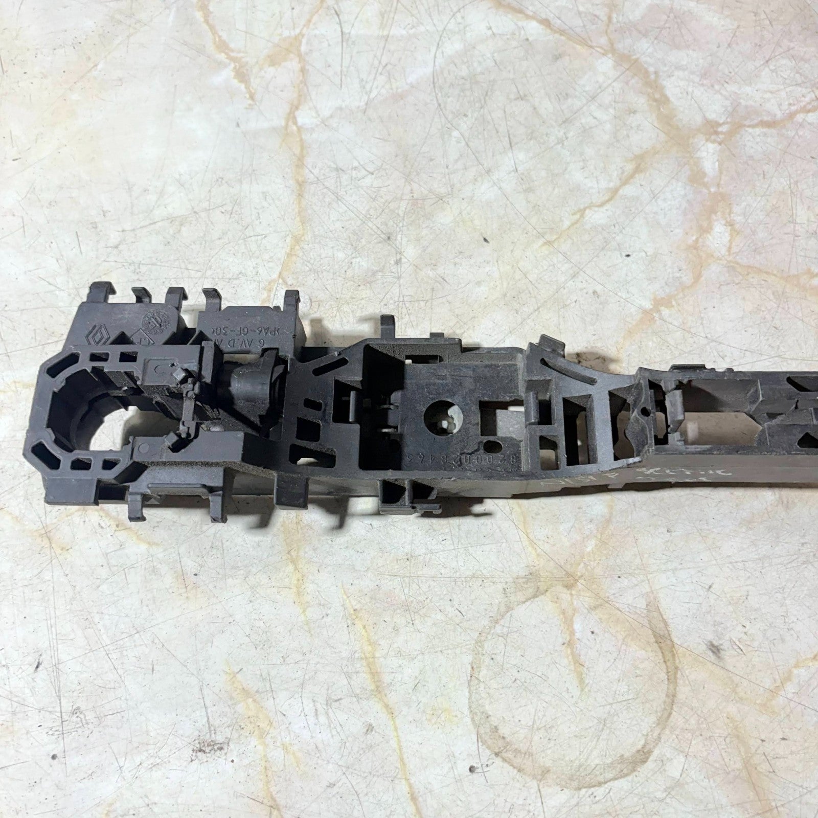 RENAULT SCENIC MK2 2005 NSF PASSENGER FRONT EXTERIOR DOOR HANDLE BRACKET