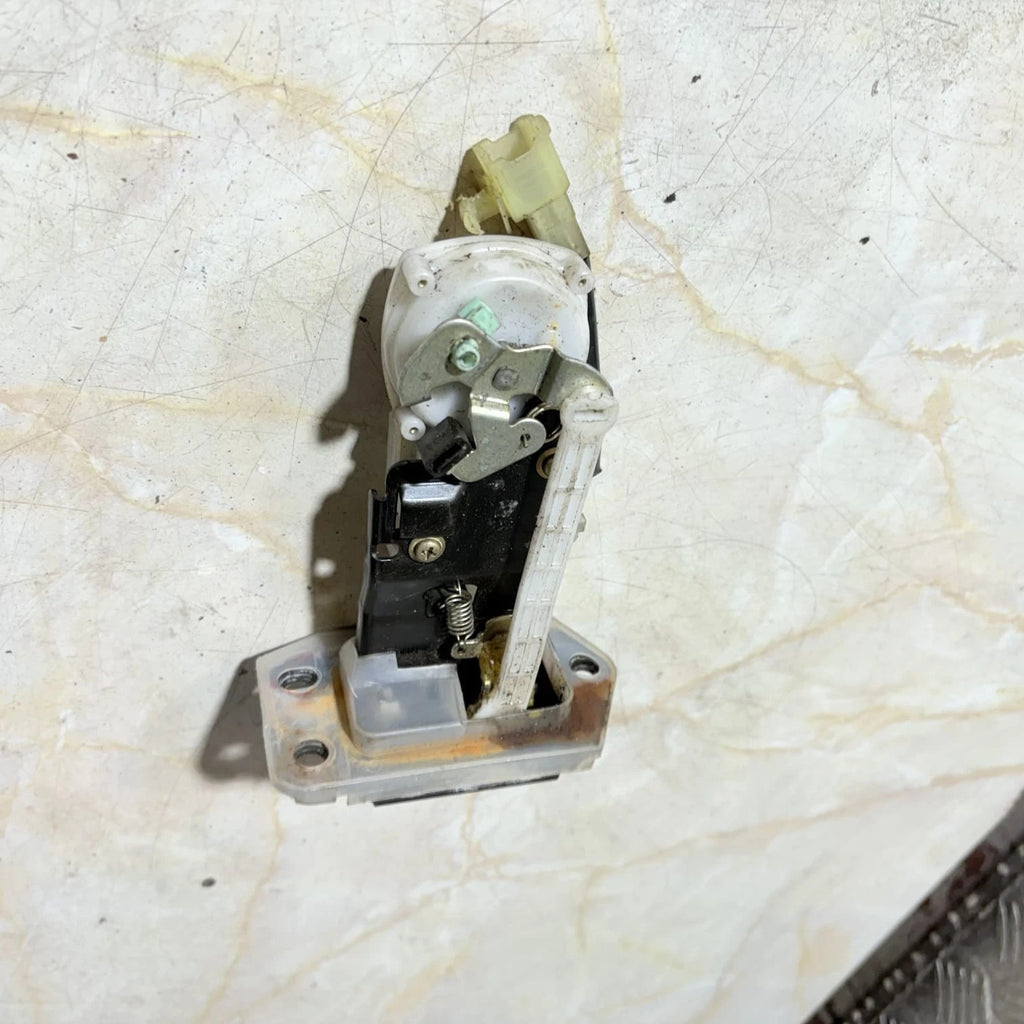 Suzuki Ignis Tailgate door central locking catch (2004) 194966635473