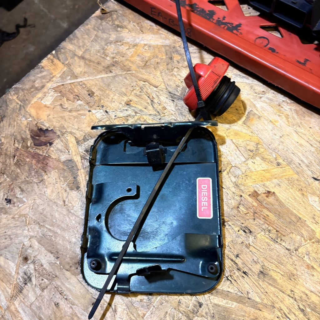 Nissan Almera Tino V10 2.2 dCi 2000-2006 Fuel Filler Flap Diesel Cap UK829781-54