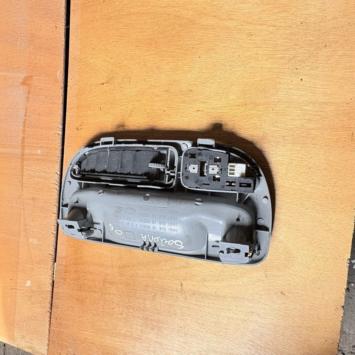 OK55251310 Kia Sedona 02-05 RH Roof Grab Handle Air Vent Reading Light Gray OEM