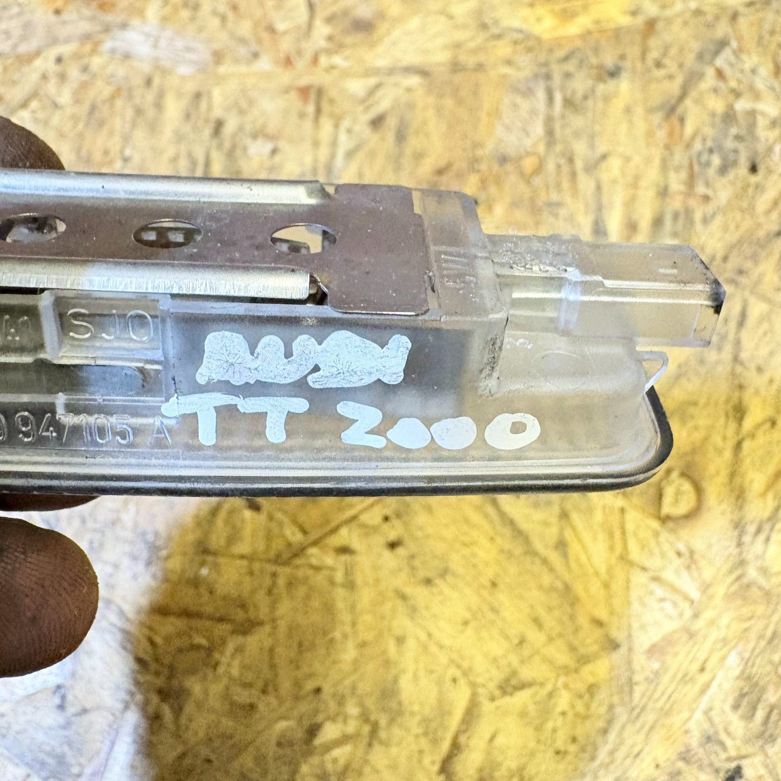 1998-2006 AUDI TT MK1 RIGHT OFFSIDE FRONT SUN VISOR LIGHT 8L0947105A