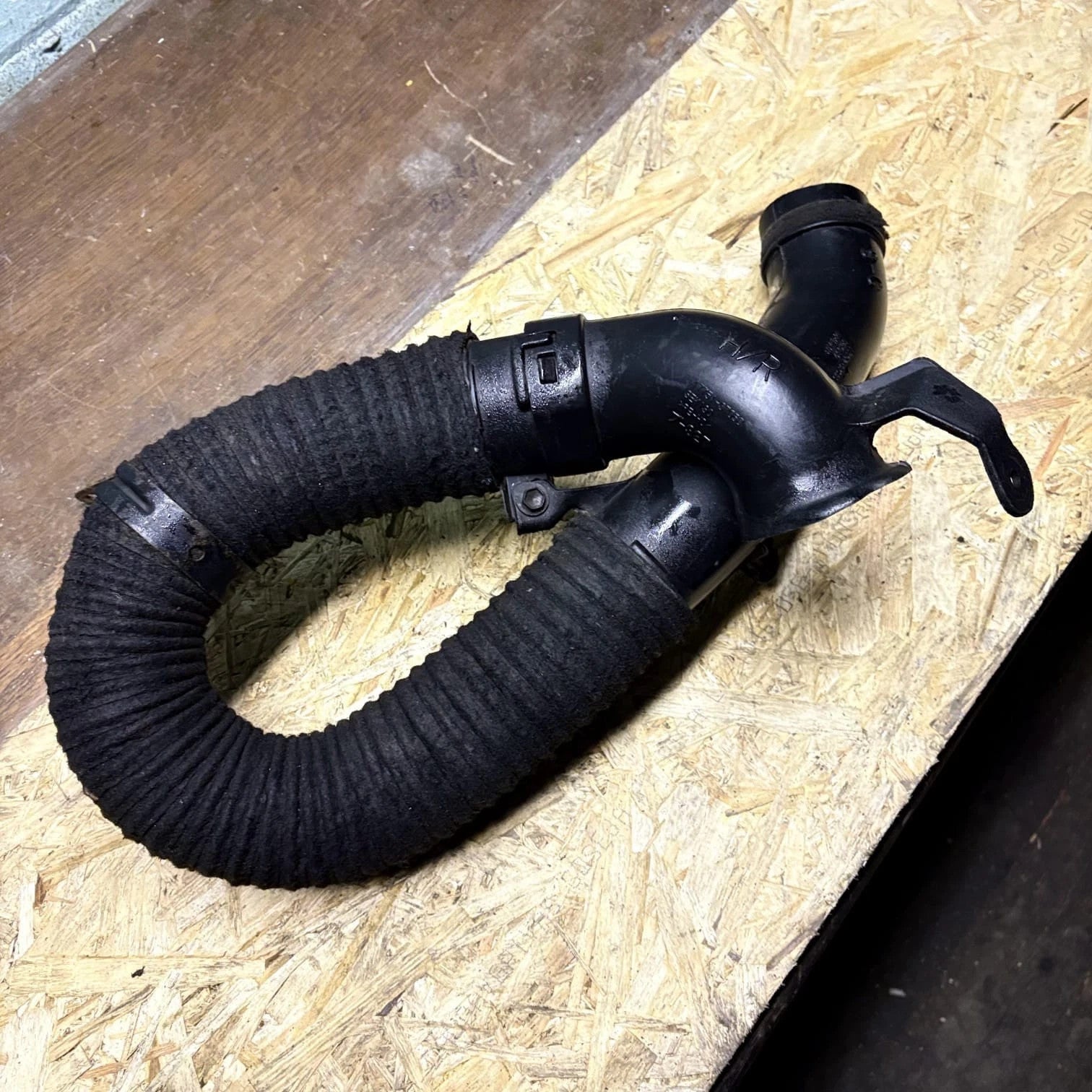 Toyota Auris 1.6 Air Cleaner Inlet Pipe 17751-37050 Intake Duct 2007-2009