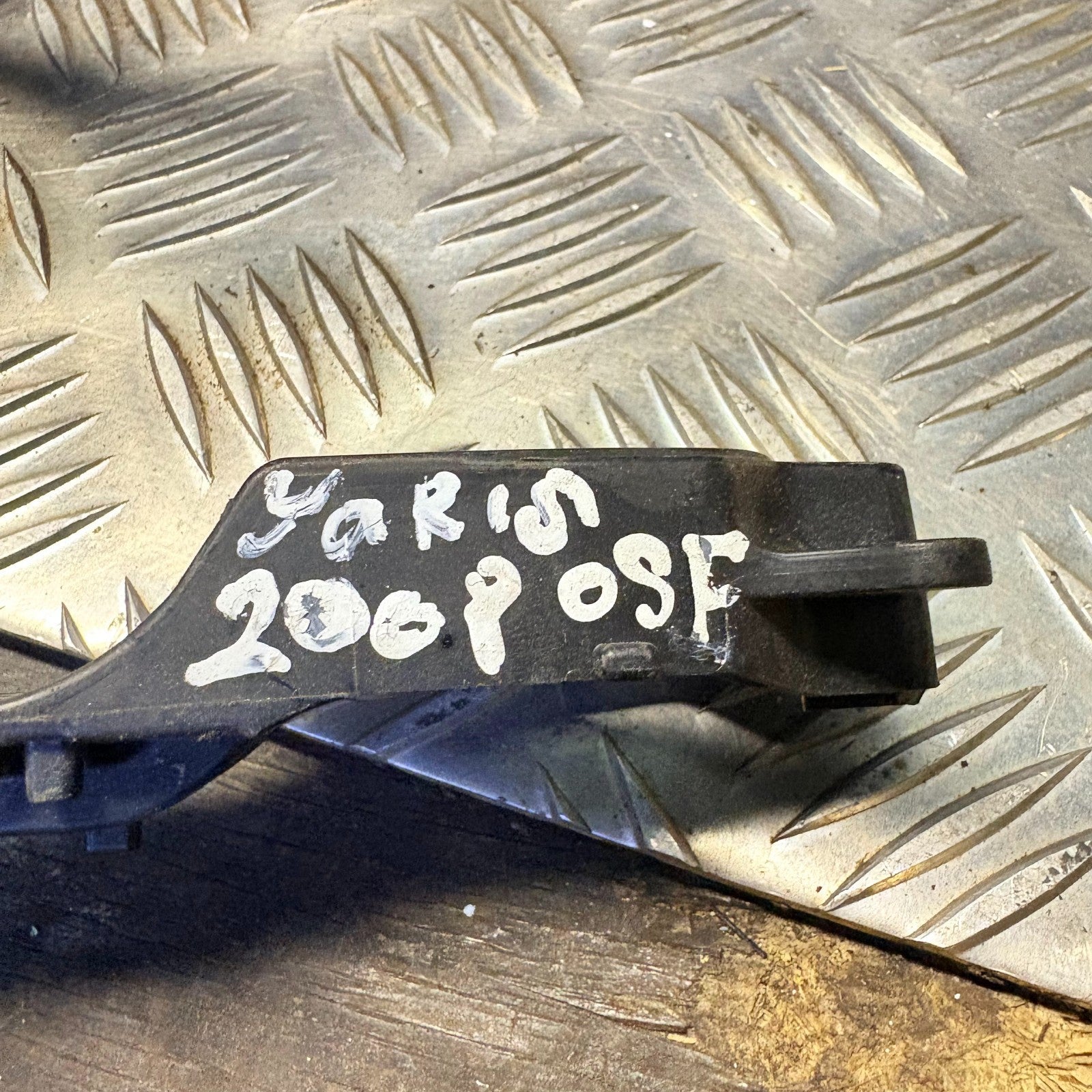 Toyota Yaris XP90 2006-2011 Front Right Outside Door Handle Bracket 69201-52040