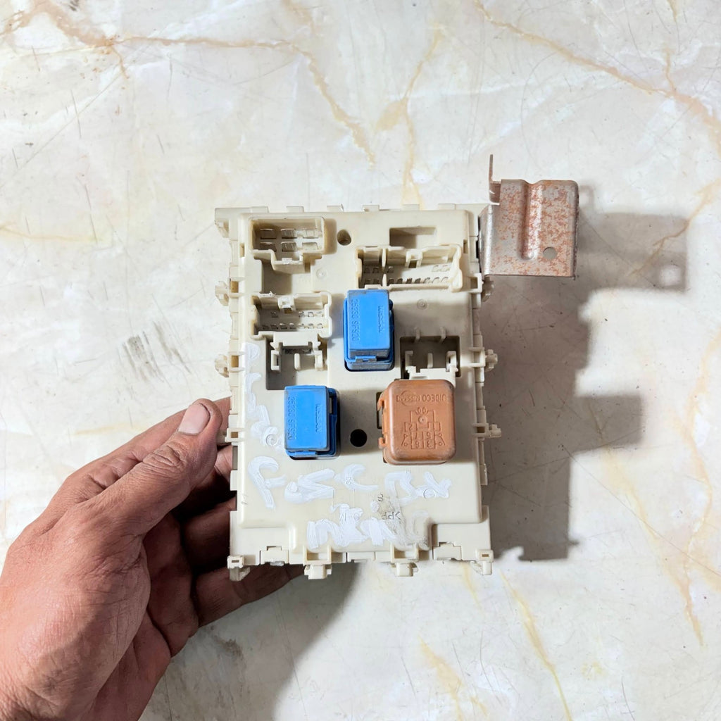 NISSAN PRIMERA FUSE BOX 24350-AV700 2001-2008