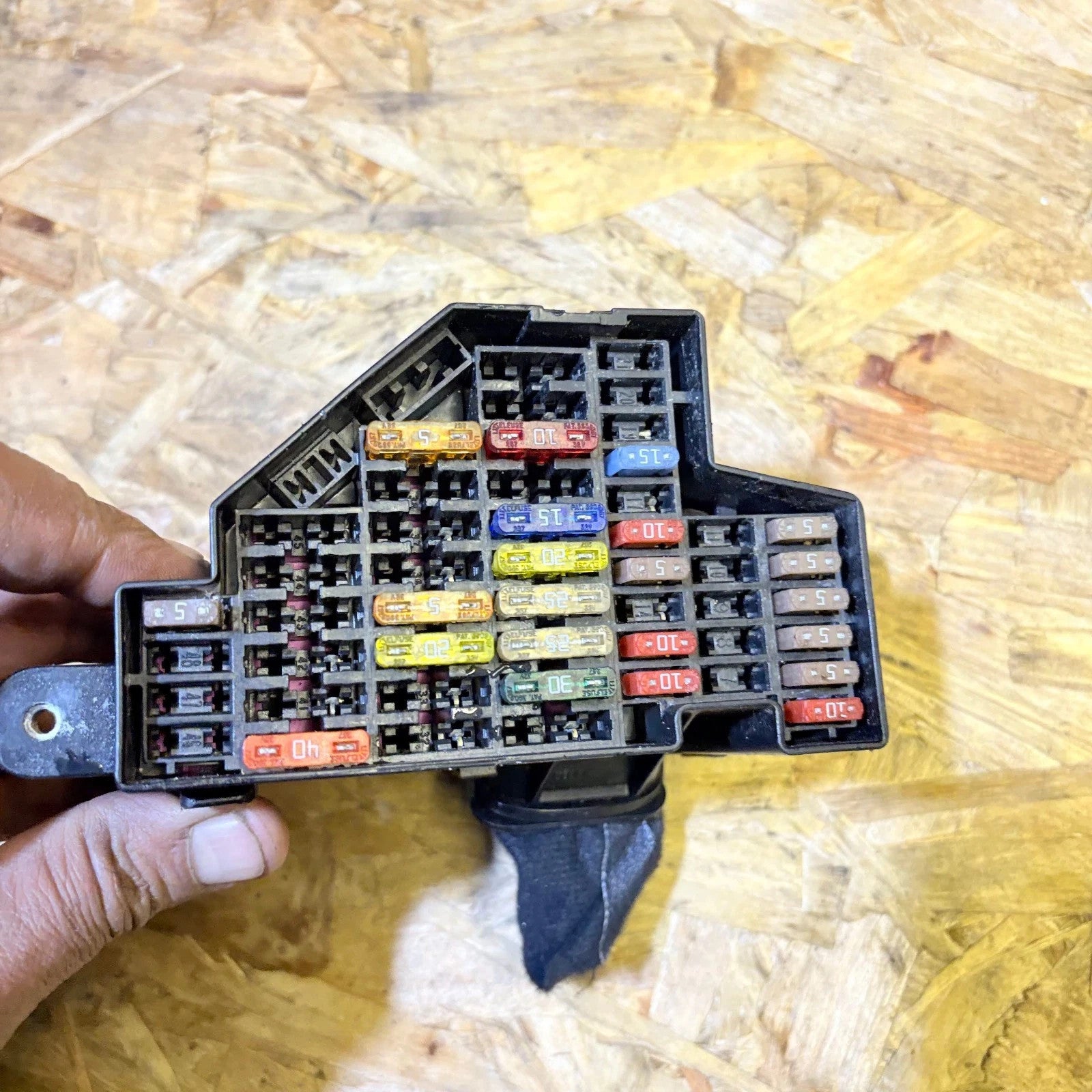 SKODA OCTAVIA MK3 FUSE RELAY BOX ENGINE BAY 2012-2015