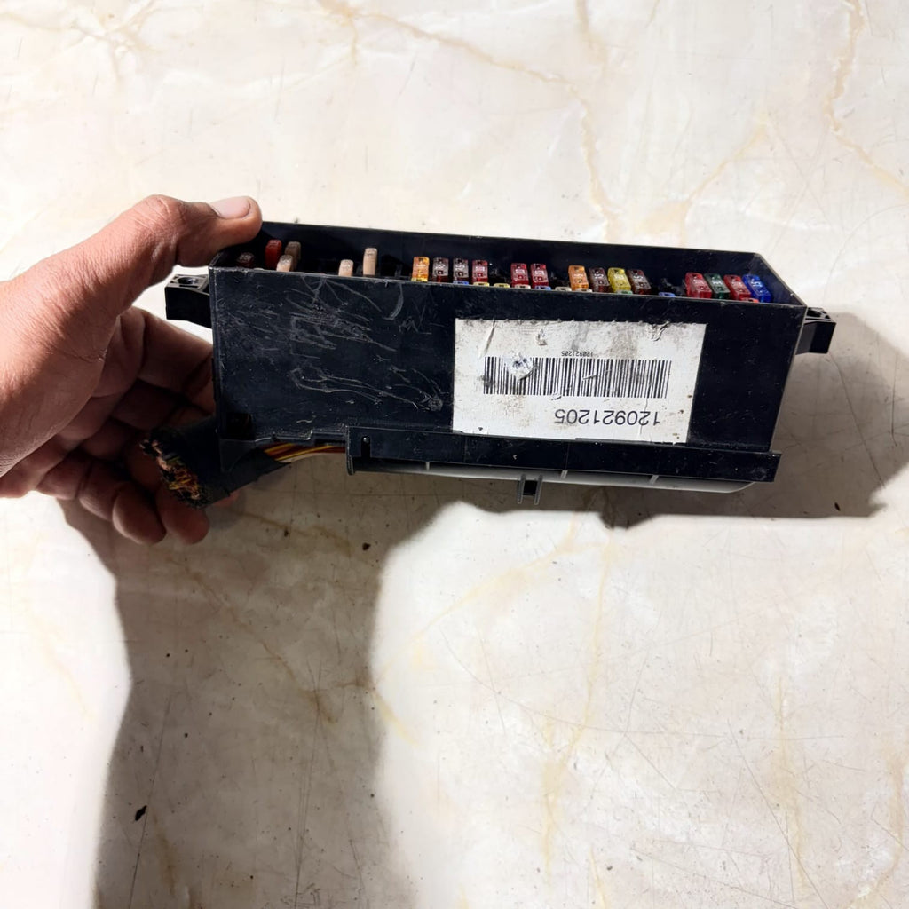 2011 VOLKSWAGEN POLO FUSE BOX 120921205