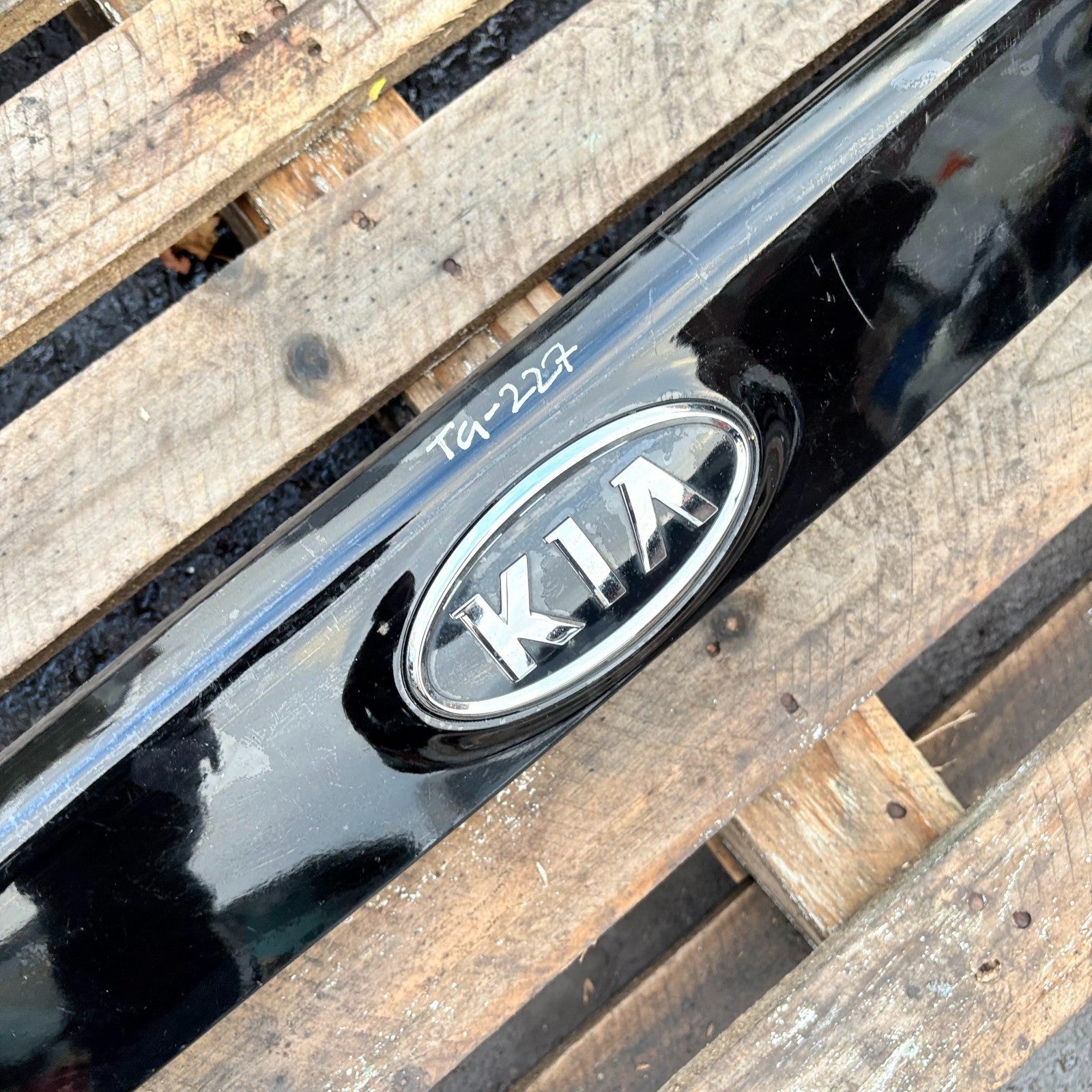 2013 On MK3 KIA CARENS TAILGATE TRIM + Badge 5 DOOR MPV