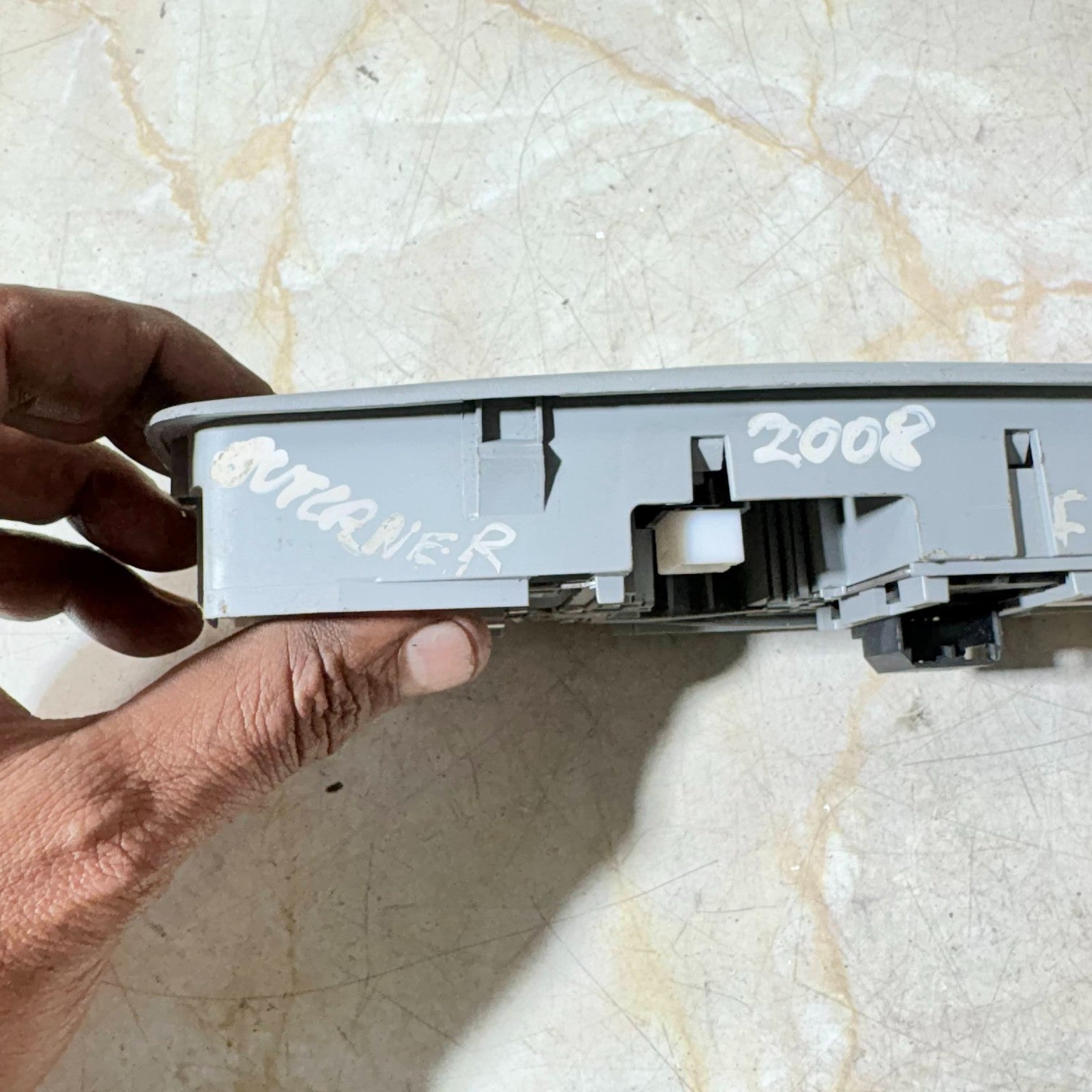MITSUBISHI OUTLANDER 2008-2013 FRONT ROOF READING COURTESY LIGHT 8401A009ZZ