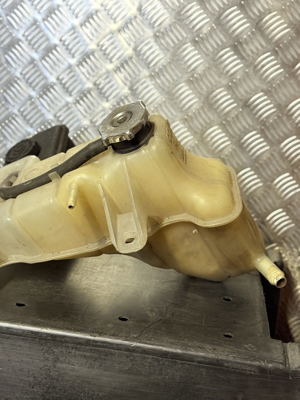 CHRYSLER 300C MK1 COOLANT EXPANSION STEERING FLUID TANK 2005 TO 2010 04596466AF