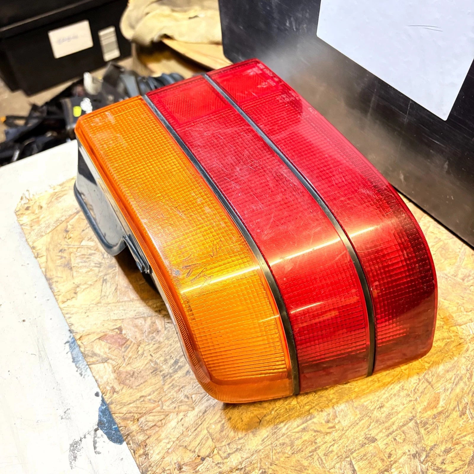 1988-1993 HYUNDAI SONATA REAR RIGHT SIDE TAIL LIGHT