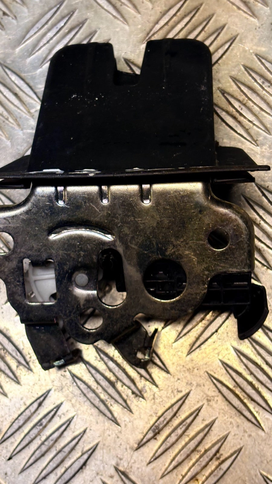 Audi A3 8V 2013-2020 Tailgate Boot Trunk Lock Latch Catch Rear 8R0827505A