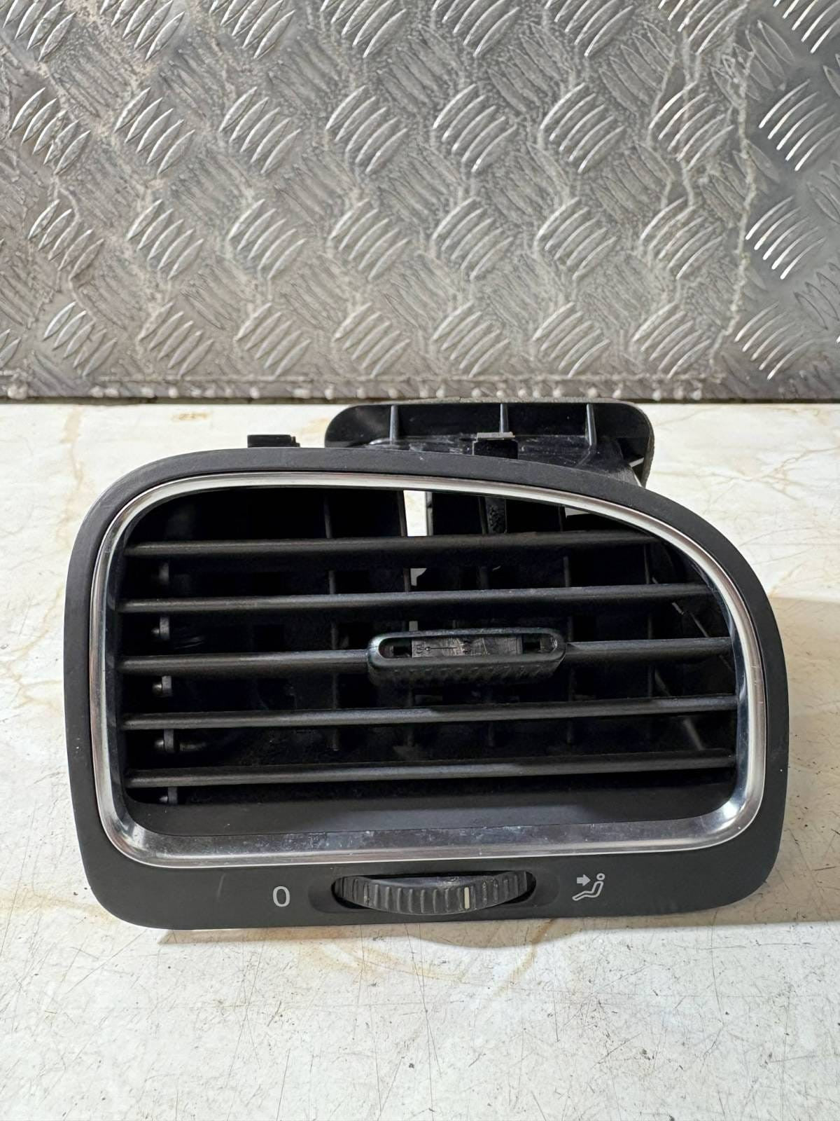 VW Golf Mk 6 Dashboard Drivers Side Right Air vent 5K0819704K 5K0819710D 2009