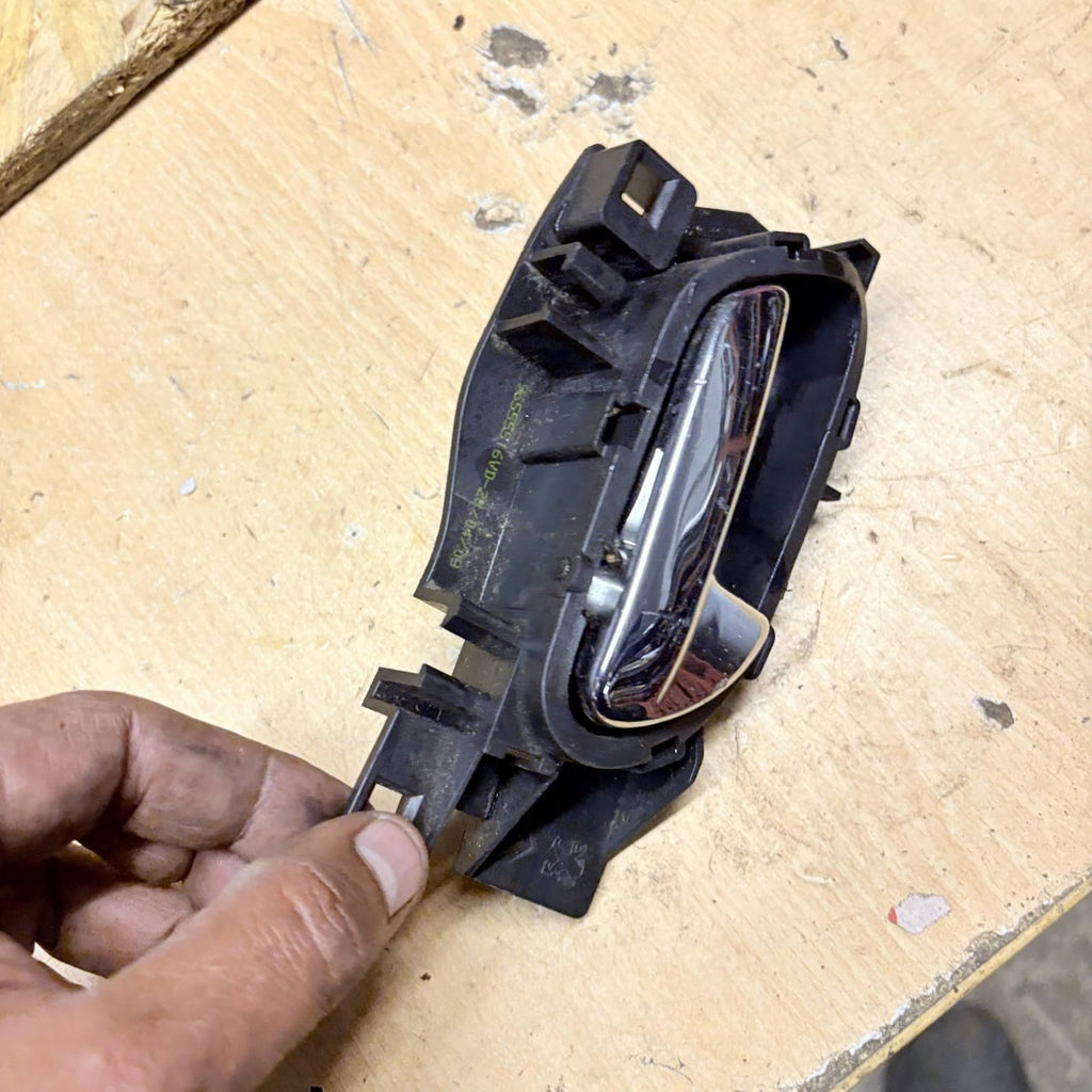 PEUGEOT 207 OSF DRIVER SIDE FRONT INTERIOR DOOR HANDLE 96555516VD (2008)