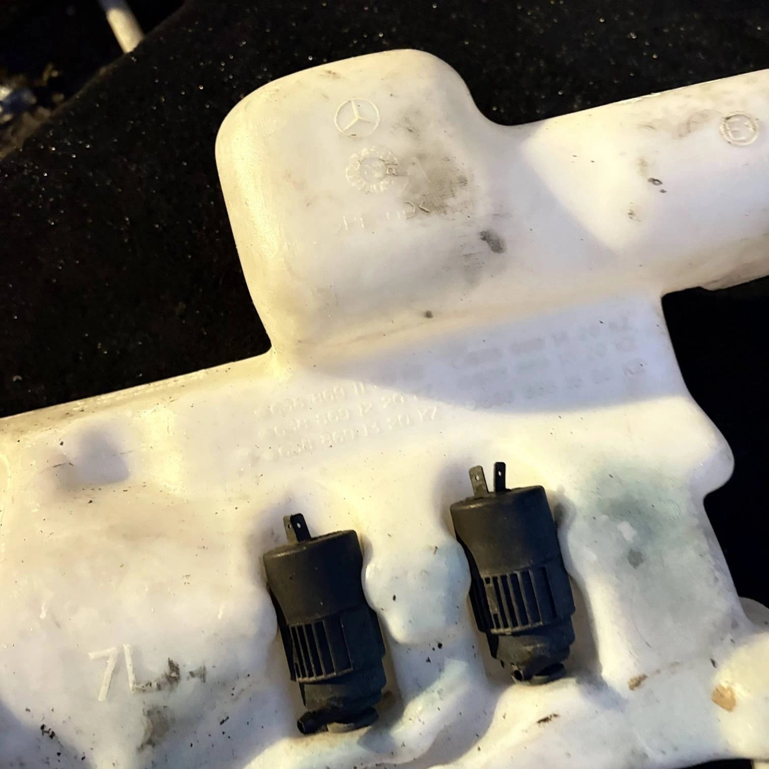Mercedes Vito Viano Windscreen Washer Bottle 6388691220 (14)