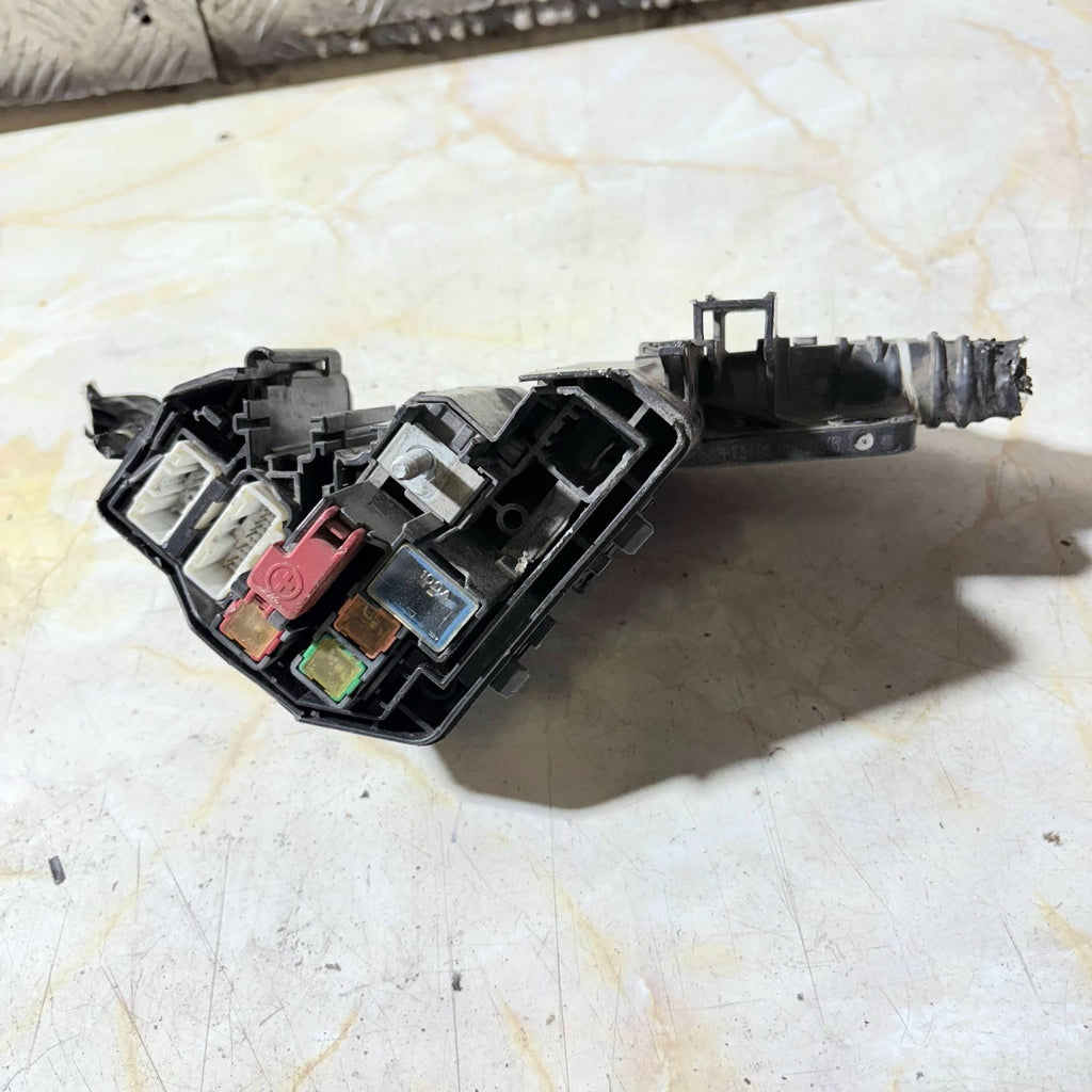 TOYOTA YARIS NHP130 2014 HYBRID 5DR ENGINE BAY FUSE RELAY BOX 1NZ-FXE CUT LOOM