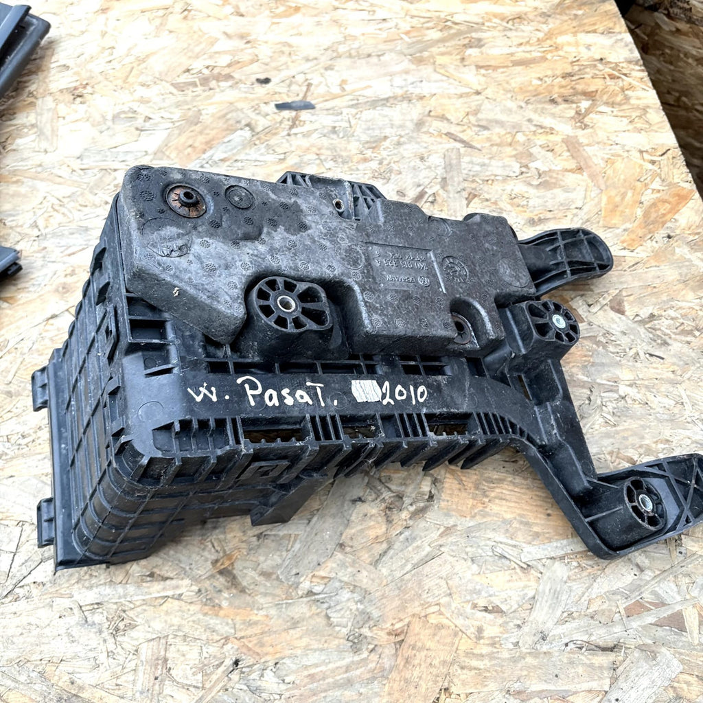 AUDI VW SKODA SEAT 1.6 BATTERY TRAY HOLDER 1K0915325A *FAST DELIVERY* 2010