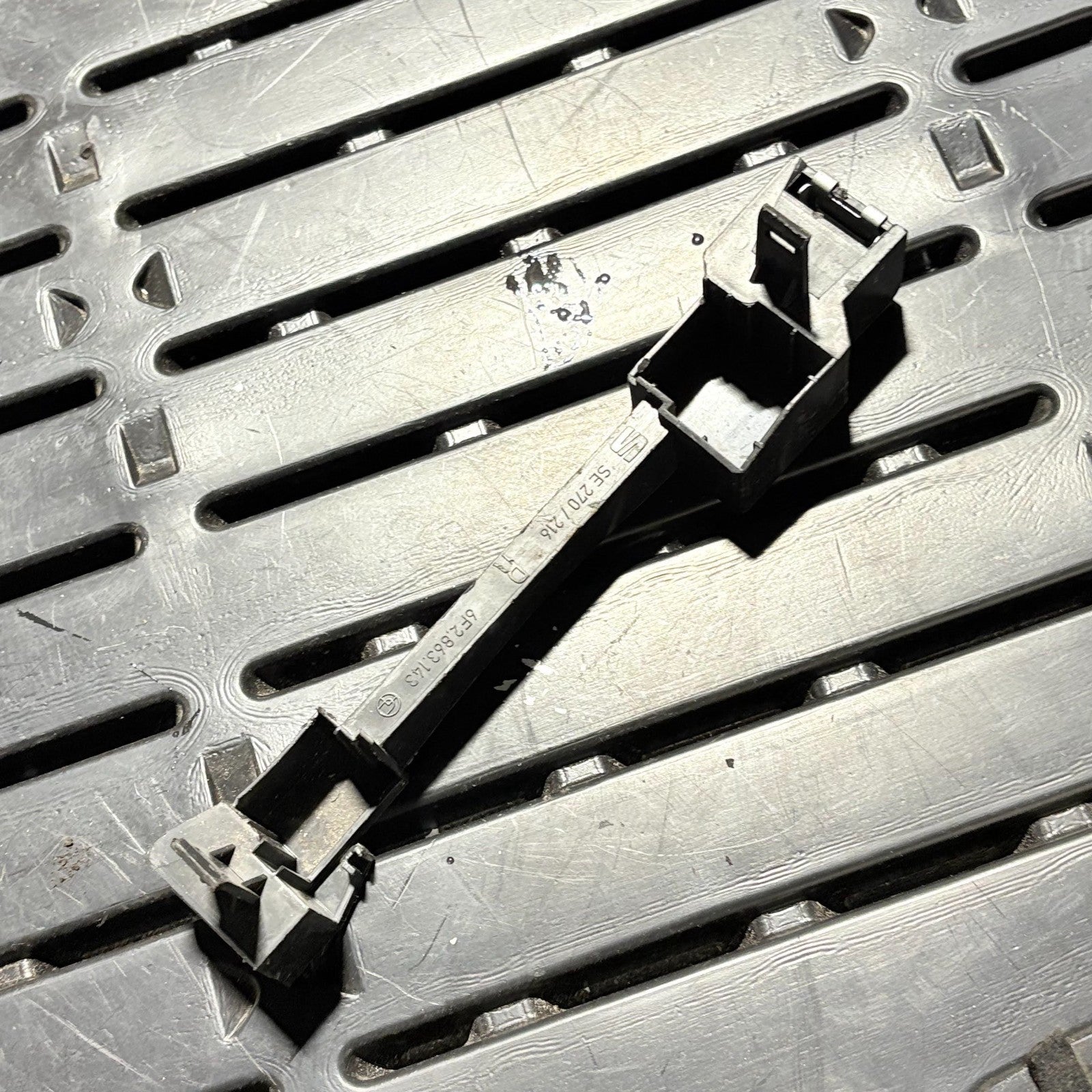 Seat Ibiza Mk5 Console Footwell Bracket 6F2863143