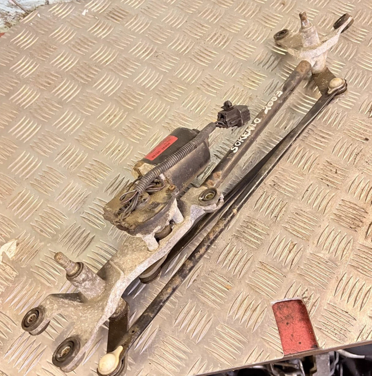 98100-3E900 Kia Sorento MK1 02-09 Front Windscreen Wiper Motor & Linkage Mech