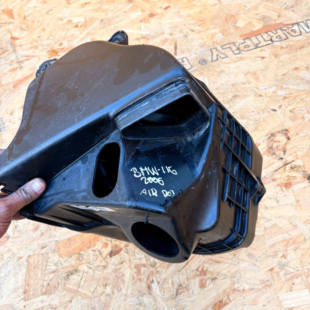 BMW 1 SERIES E87 116I 2004-2011 AIRBOX INTAKE FILTER HOUSING 13717523628