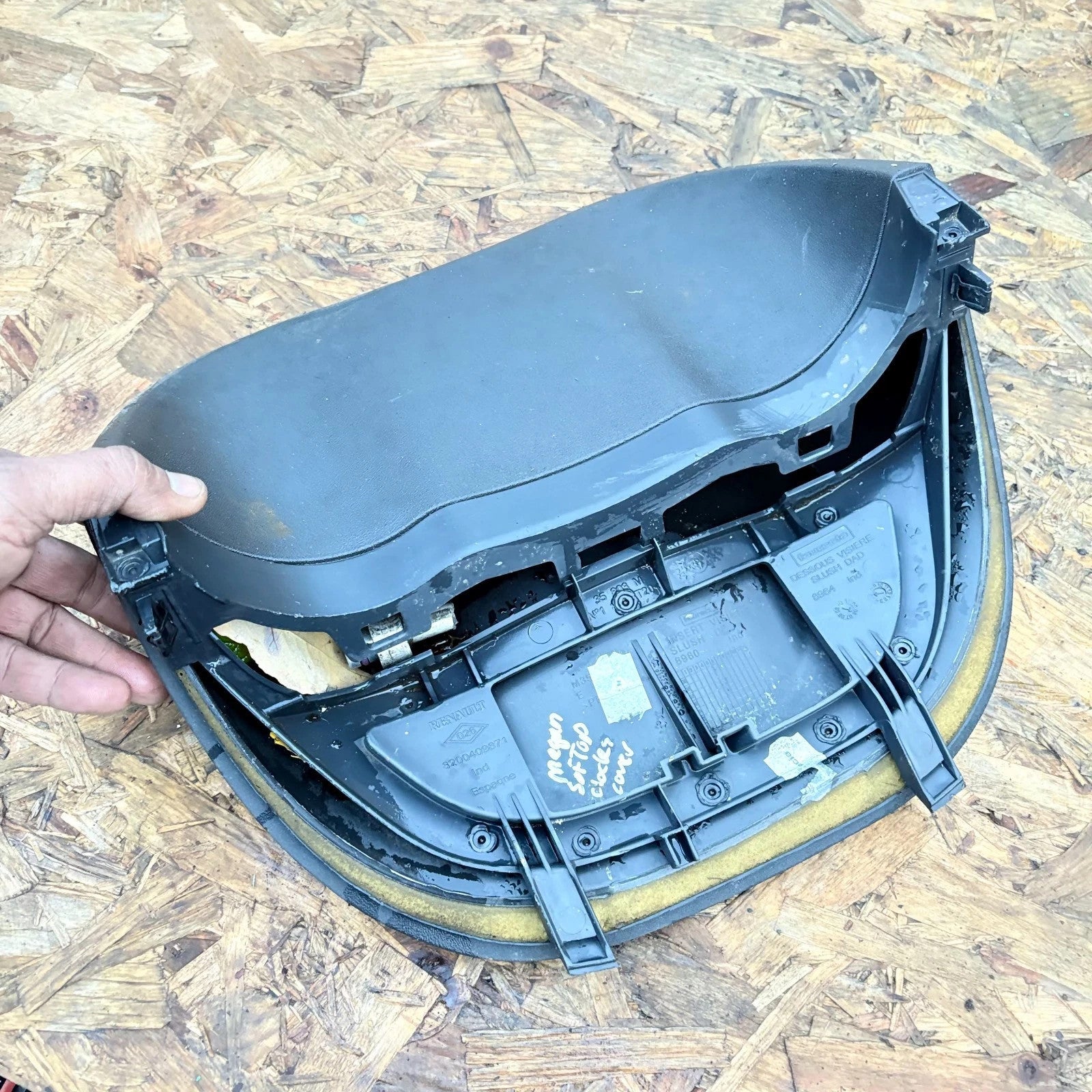 RENAULT MEGANE II 05-08 INSTRUMENT CLUSTER SPEEDOMETER SURROUND 8200409871
