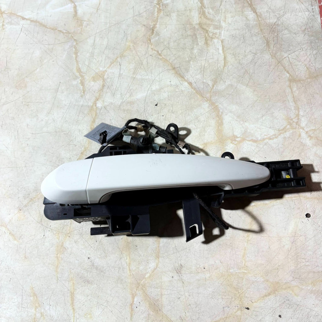 2007 BMW 1 SERIES 116M DOOR HANDLE OUTER LEFT FRONT PASSENGER SIDE 140107-10