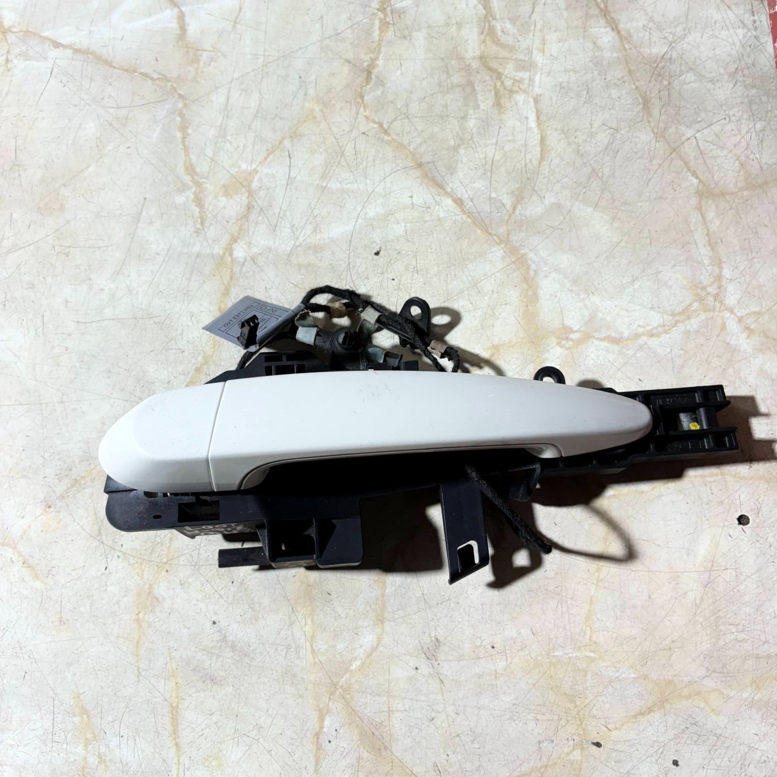 2007 BMW 1 SERIES 116M DOOR HANDLE OUTER LEFT FRONT PASSENGER SIDE 140107-10