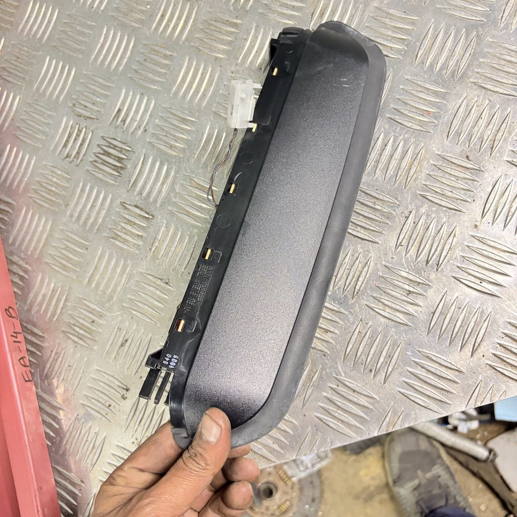 BMW 318 M sport 2010 REAR THIRD BRAKE STOP LIGHT A046811