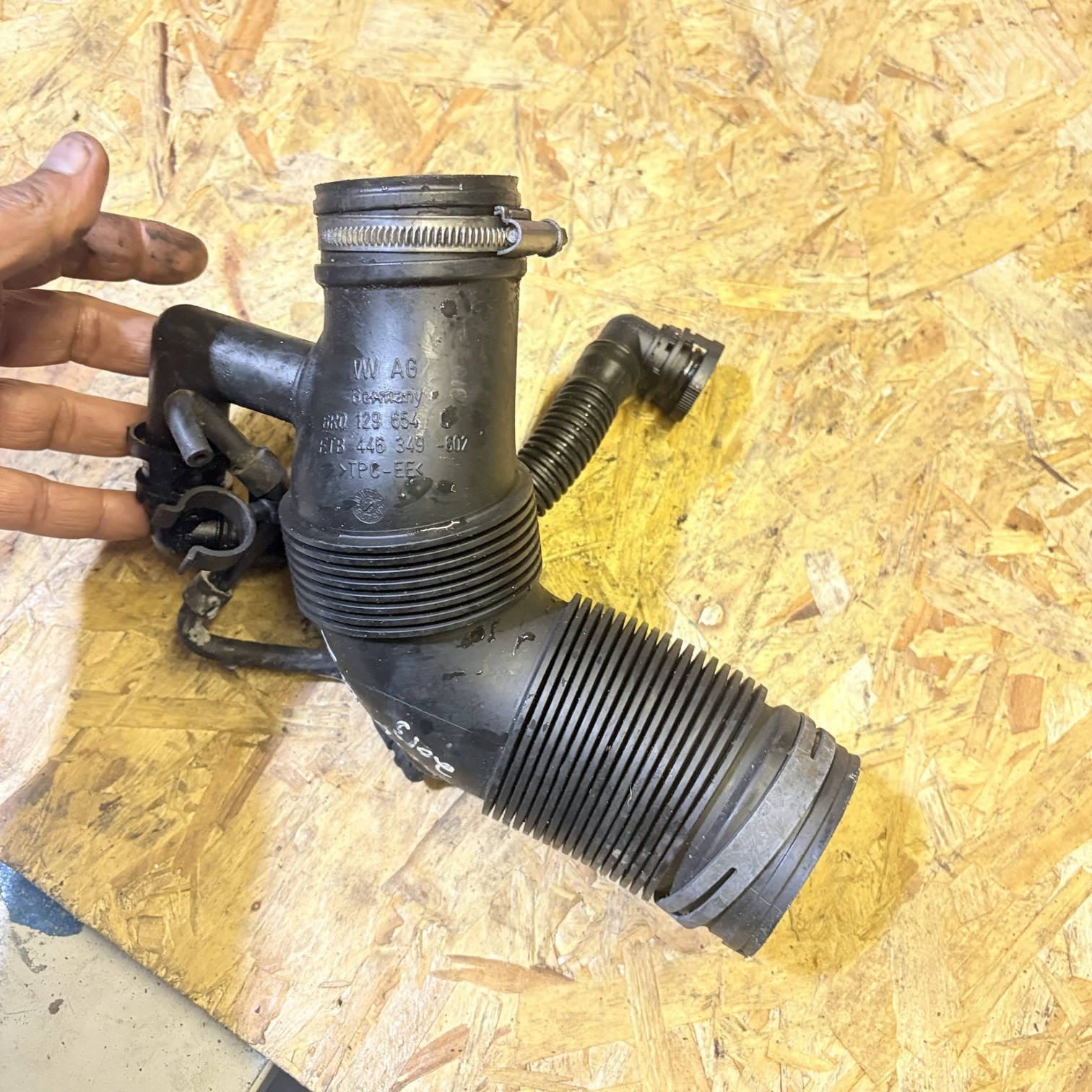 2013 AUDI A1 VW 1.6 CAY AIR INTAKE PIPE 6R0129654C