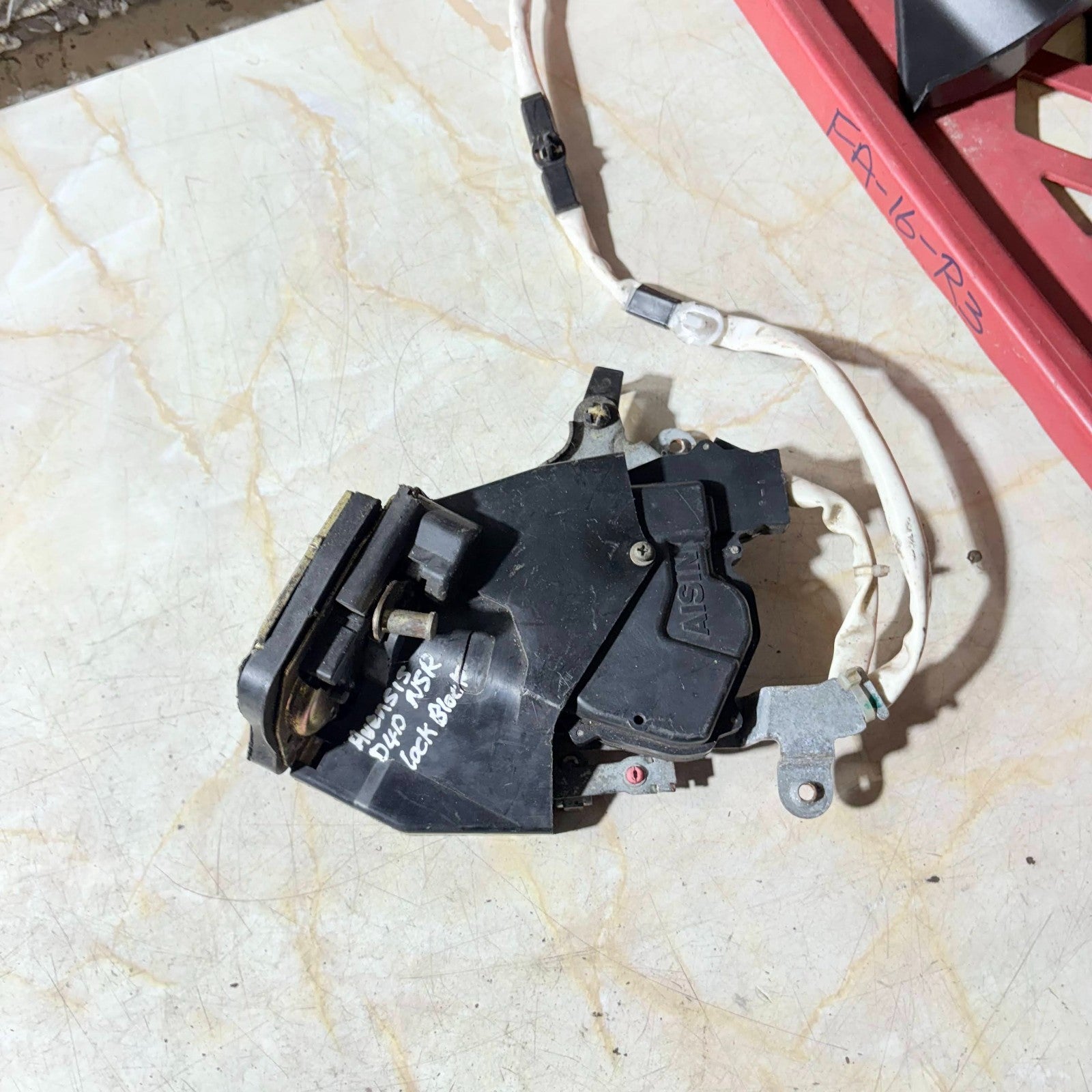 TOYOTA AVENSIS MK2 PASSENGER REAR LEFT DOOR LOCK CATCH LATCH 2003-2009