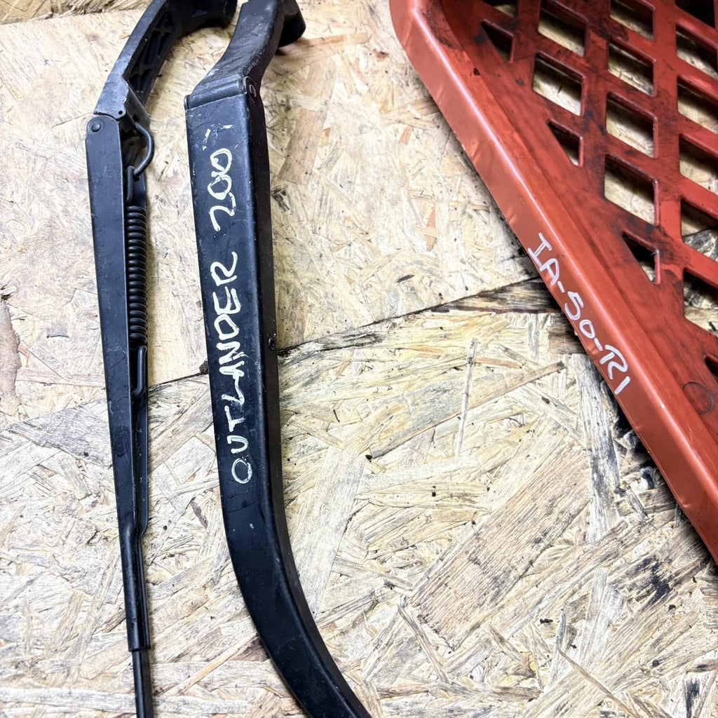 Mitsubishi Outlander SPORT L550 MK1 PAIR OF FRONT WIPER ARMS 2007