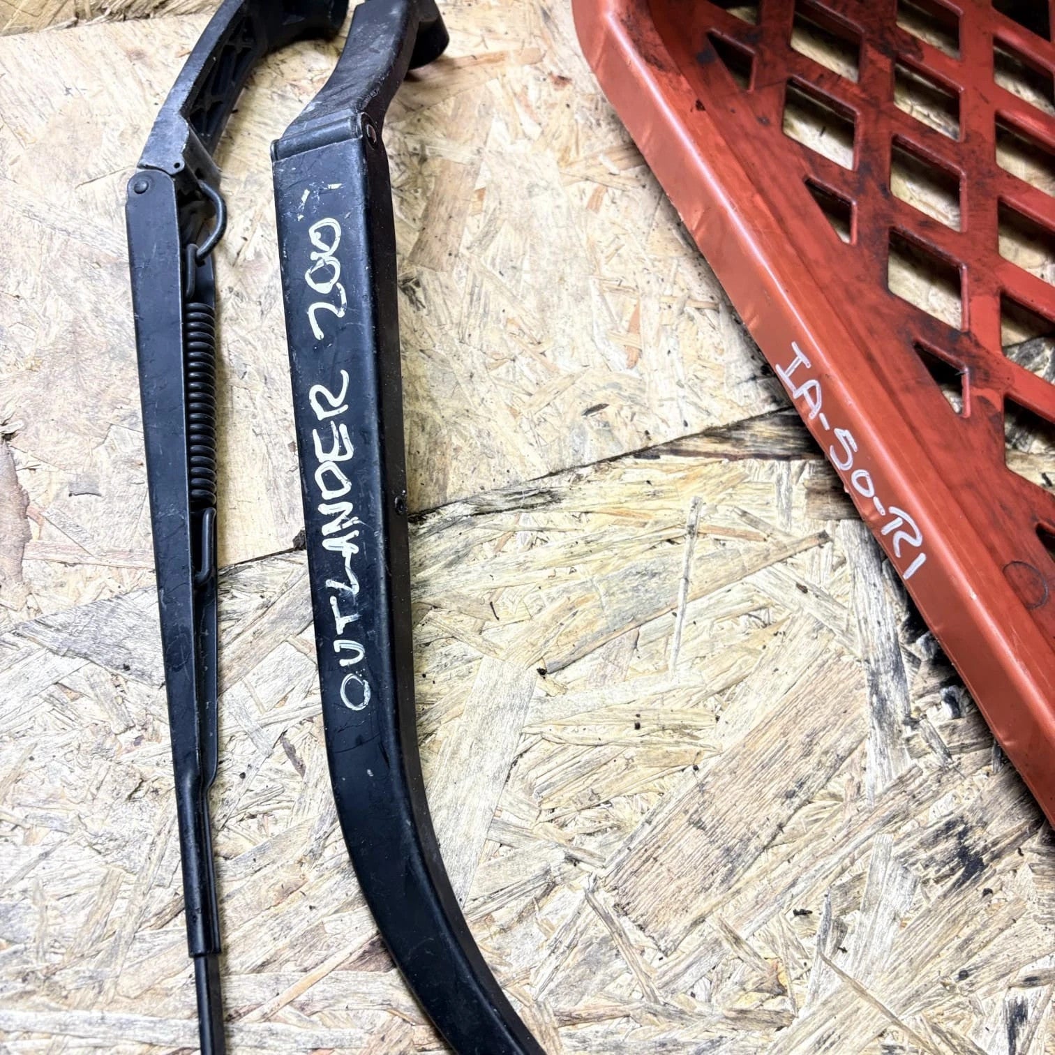 Mitsubishi Outlander SPORT L550 MK1 PAIR OF FRONT WIPER ARMS 2007