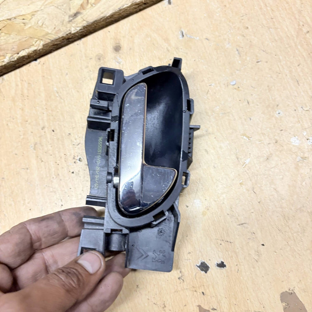 PEUGEOT 207 OSF DRIVER SIDE FRONT INTERIOR DOOR HANDLE 96555516VD (2008)