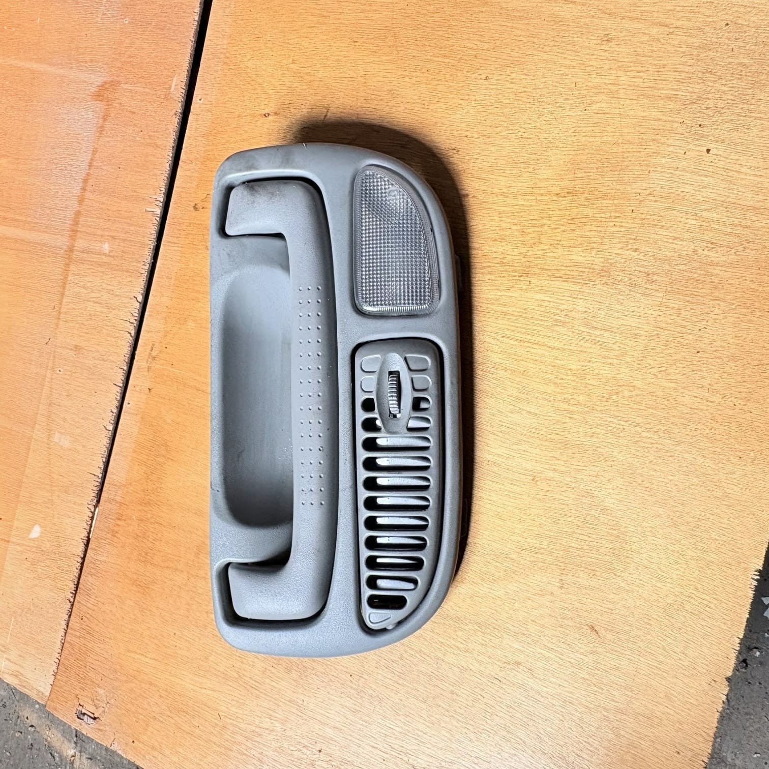 OK55251310 Kia Sedona 02-05 RH Roof Grab Handle Air Vent Reading Light Gray OEM