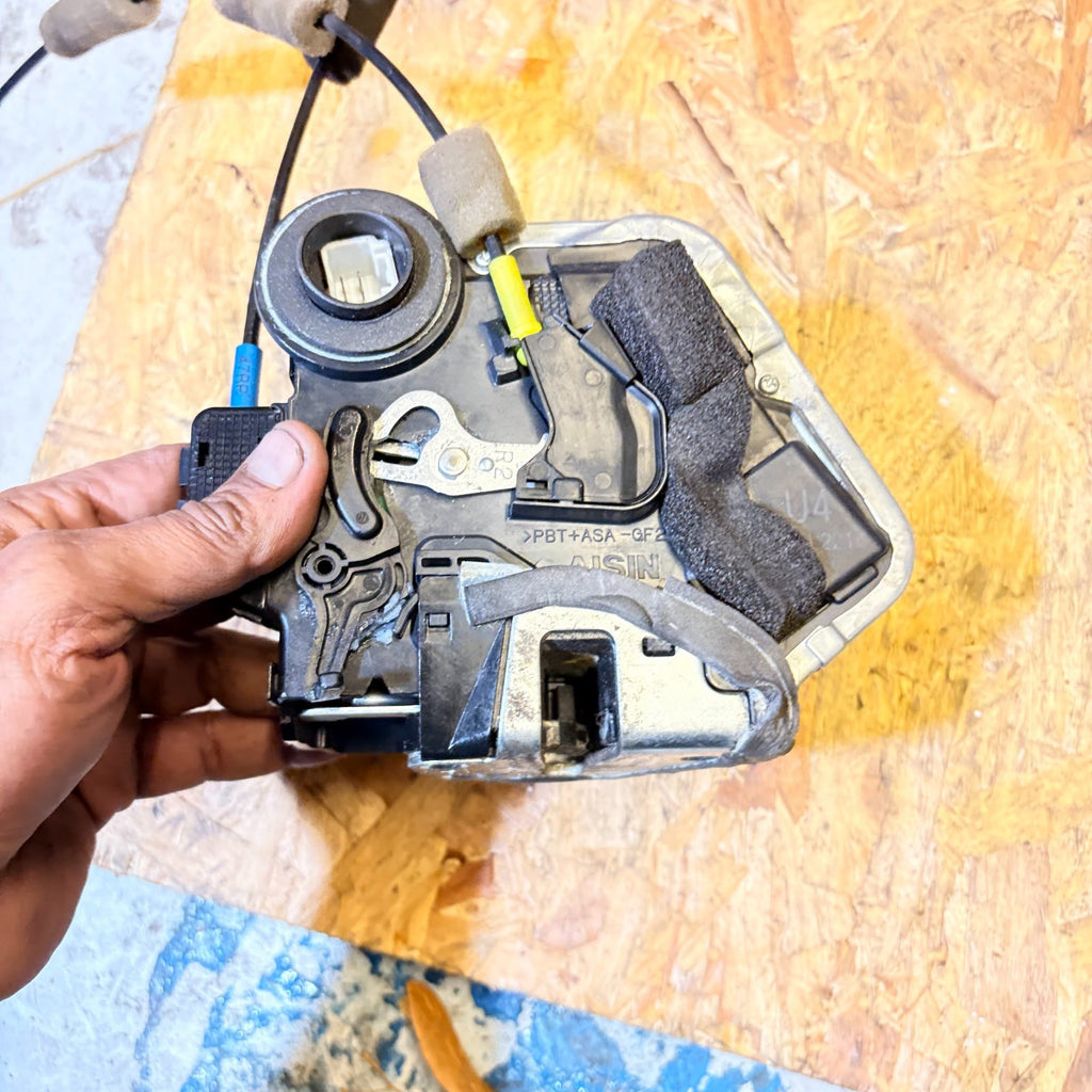 2005-2013 Lexus IS220d IS250 XE20 Rear Right Door Lock Latch 69050-53040