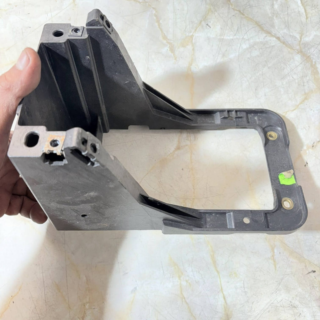 AUDI A3 8P 5DR GEAR LEVER PLASTIC BRACKET 8P0863531A (2010)