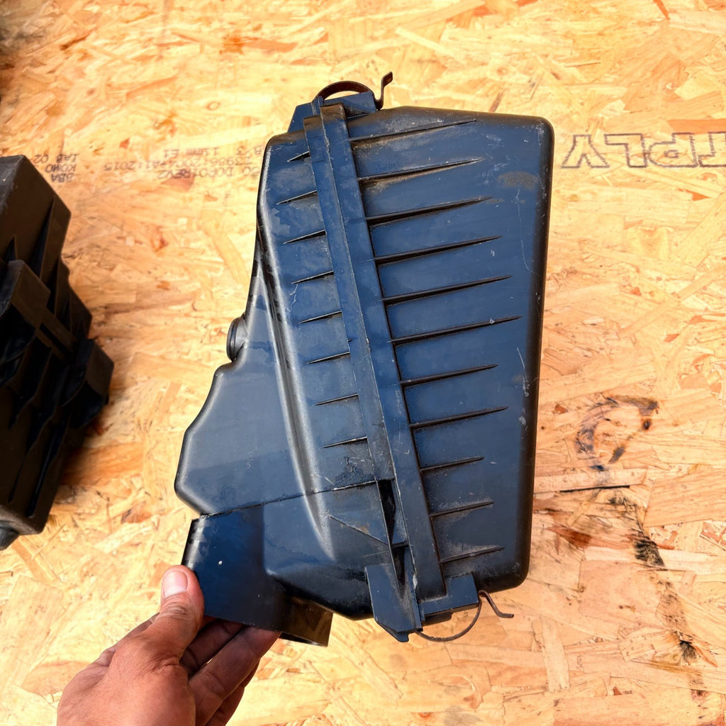 Toyota Avensis 2.0 D-4D air filter box 17701-27140 2001